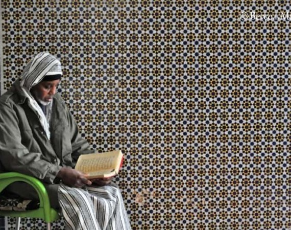 Homem lê o corão em Marrocos