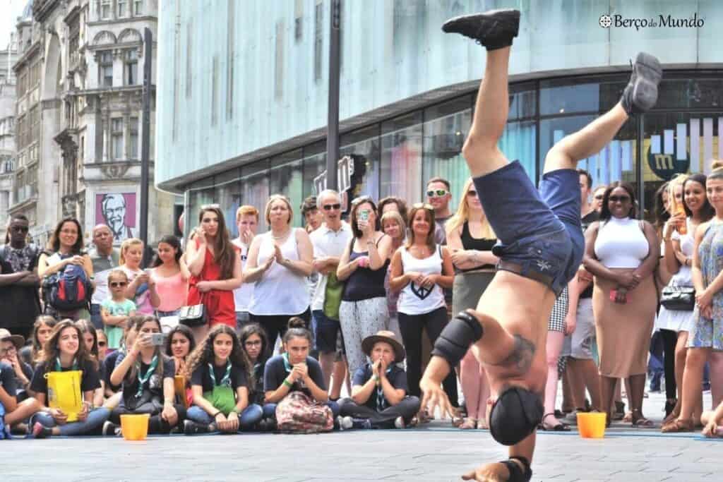 Em Londres as crianças podem assistir a muitos espectáculos de rua