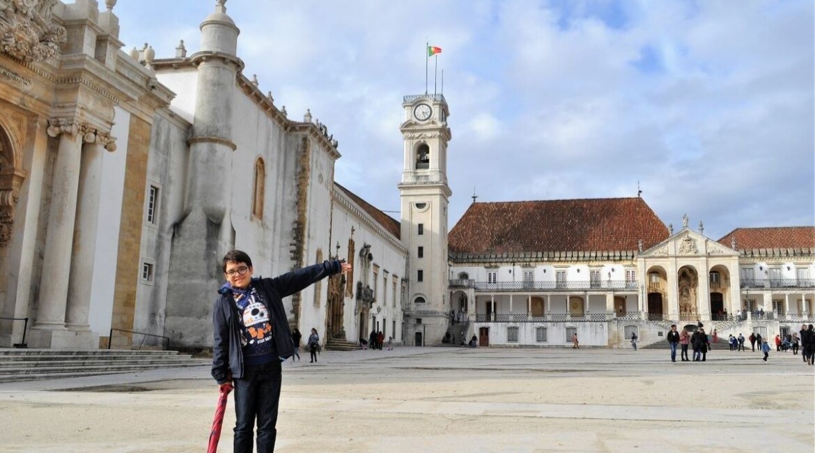 criança na Universidade de Coimbra