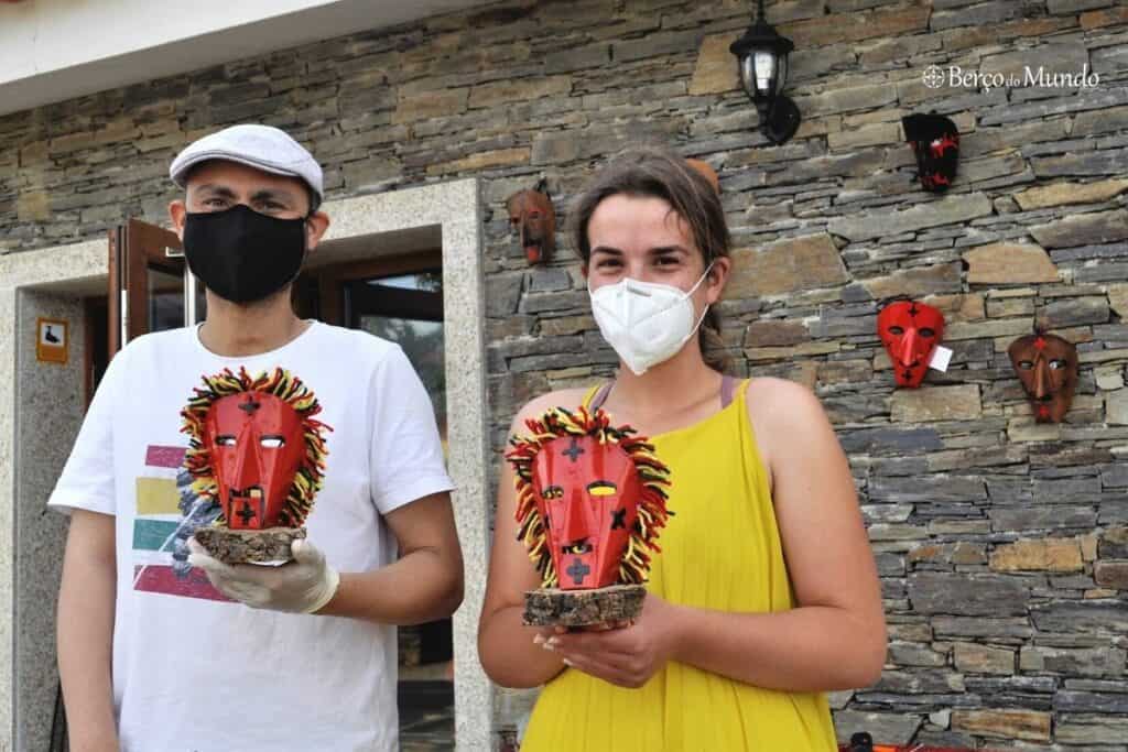 Artesãos que fabricam as máscaras dos caretos
