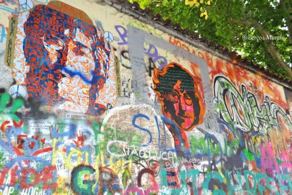 inclua o John Lennon wall na visita a Praga