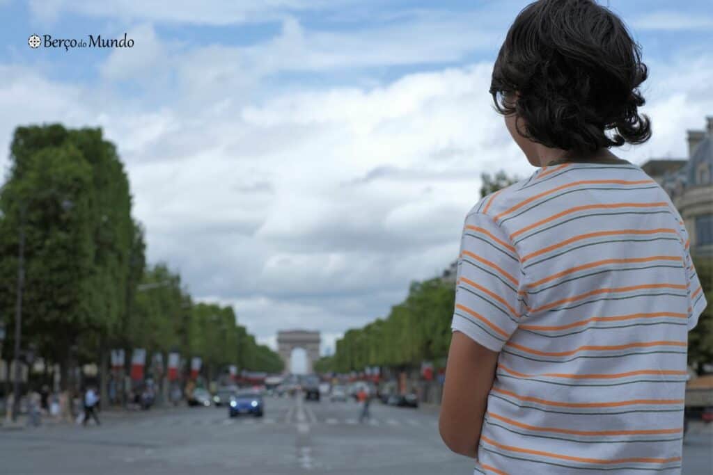 Criança diante do Arco do Triunfo, em Paris 