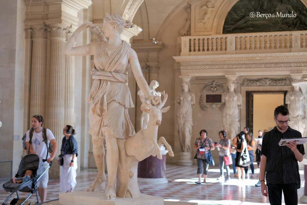 O Louvre disponibiliza carrinhos de bebé