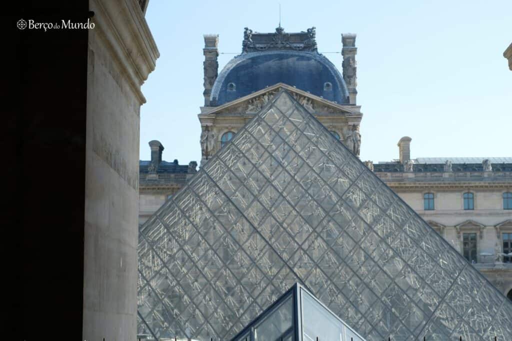 As pirâmides do Louvre fascinam as crianças