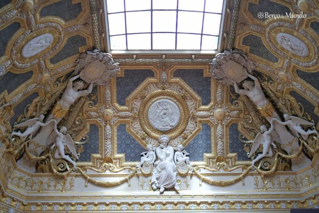 Detalhe do teto do Louvre