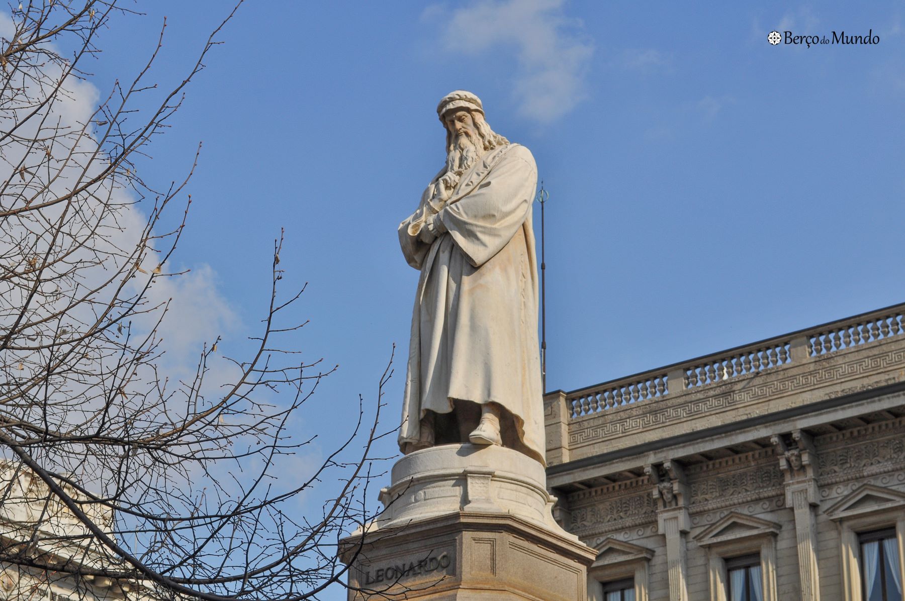 estátua de Leonardo Da Vinci