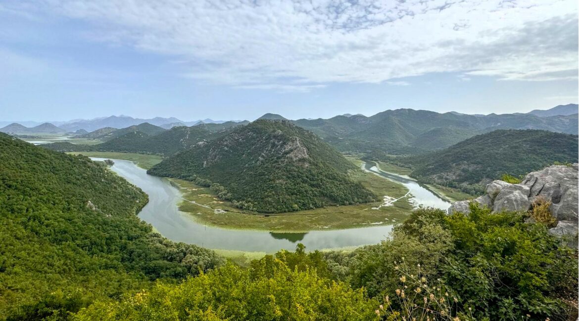 Vista do lago Skadar