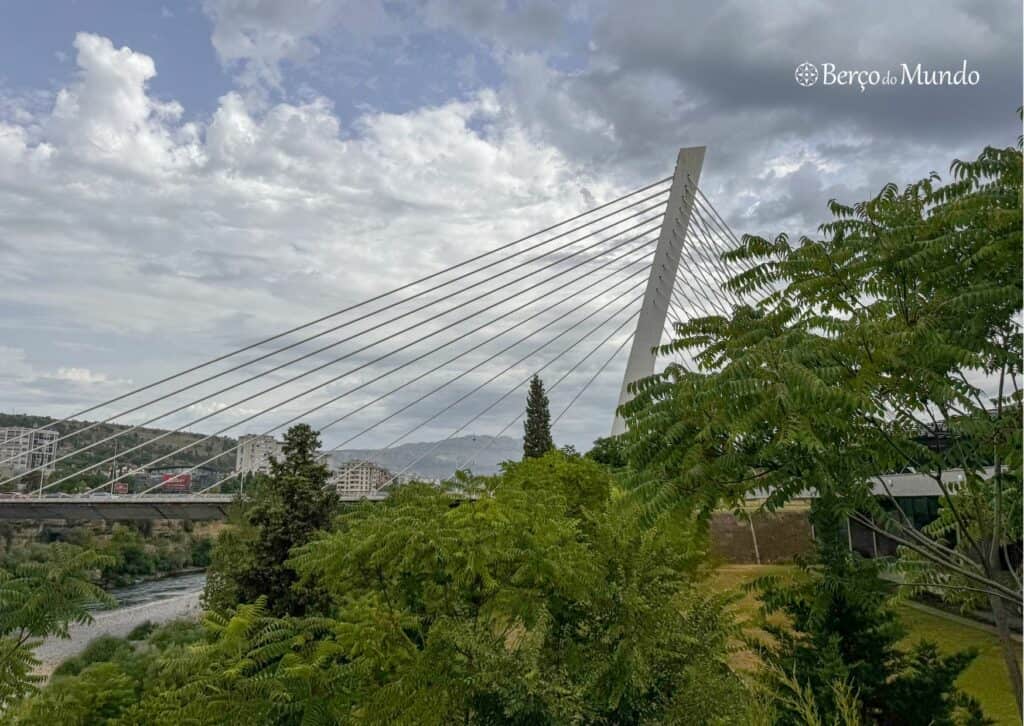 Ponte Milénio é um dos símbolos de Podgorica