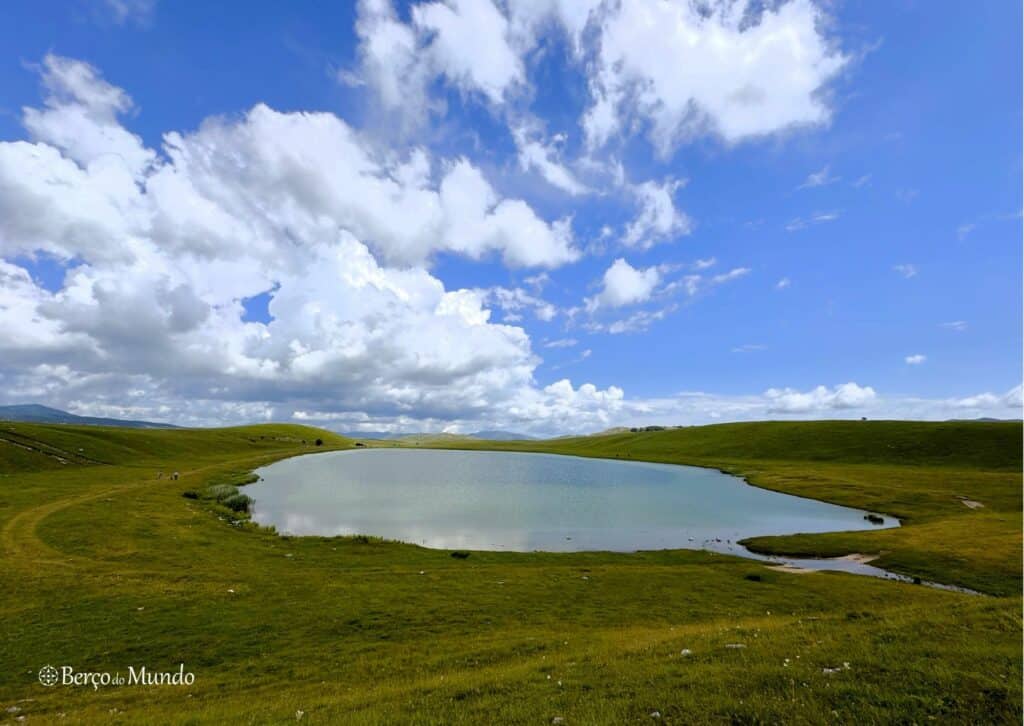 lago Vrazje no parque Durmitor