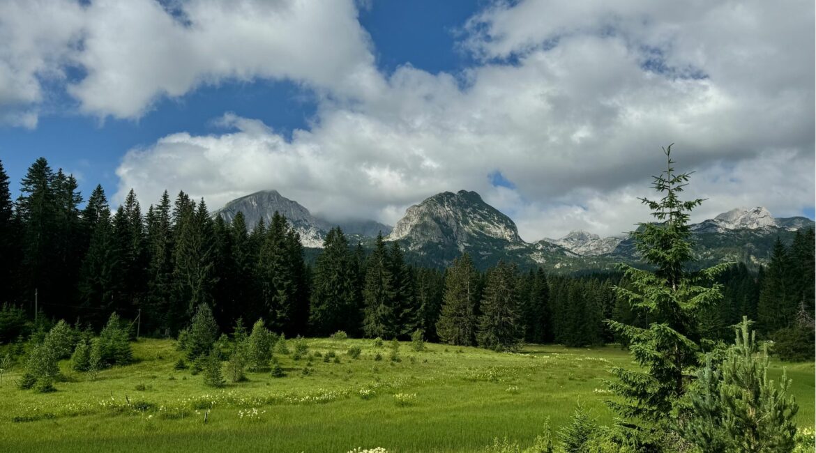 montanhas no parque nacional de Durmitor