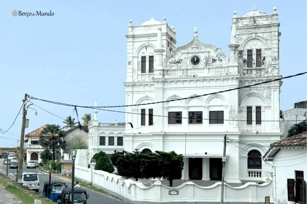 mesquita caiada de branco em Galle