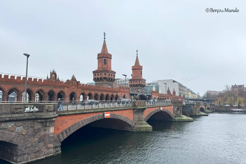 ponte que ligava o lado oriental e ocidental de Berlim