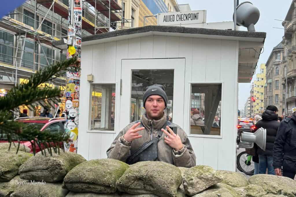 Inclua o check point Charlie no roteiro quando visitar Berlim