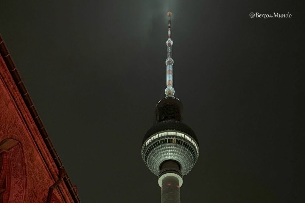 famosa torre da televisão na Alexanderplatz, Berlim